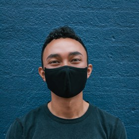 Černé roušky se objevily i na módních molech.