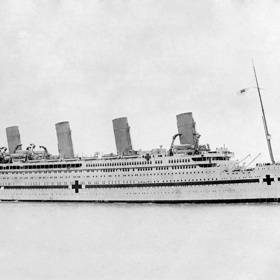 Loď Britannic byla ze stejné kategorie luxusních lodí jako dvě předchozí, jenže v době první světové války byla přebudována na loď nemocniční. Ani to ji nezachránilo a šla ke dnu. I s Violetem na palubě.