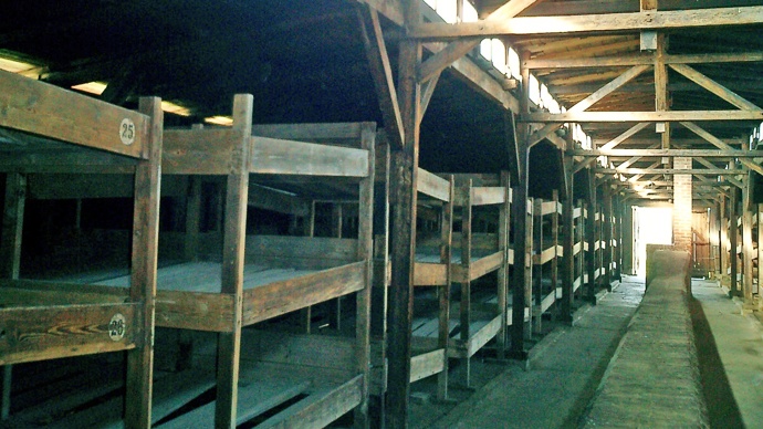 Povolení k návštěvě vydávali dozorci a dozorkyně. Každý vězeň měl na návštěvu vyhrazeno maximálně patnáct minut.