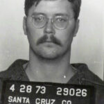 Pak našel zálibu v mladých stopařkách, kterým nabídl odvoz, poté je na odlehlém místě zastřelil a sexuálně zneužil.
