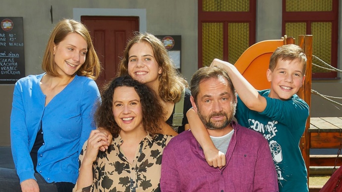 Klímovi jsou pohodová rodina se třemi dětmi. Filip Čapka, představitel tatínka Vítka, má ve skutečnosti manželku, dceru, tři psy a dvě kočky.