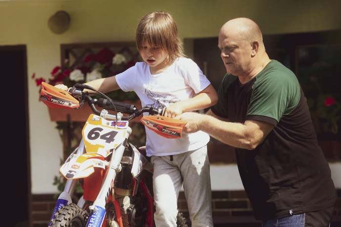 Pravda navíc na sebe nabaluje další potíže. Na malém městě se totiž nic neutají.