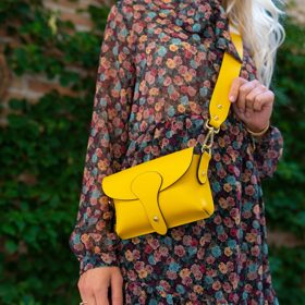 Outfit rozjasní i žlutá kabelka.