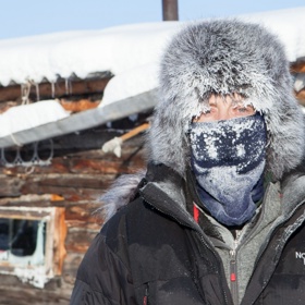 Kožešiny jsou tady nezbytností, jedině ony udrží hlavu v teple.