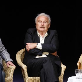 Milovaná Jana Hlaváčová zůstala po jeho boku až do konce. Munzar podlehl rakovině 26. ledna 2019 ve věku 85 let.