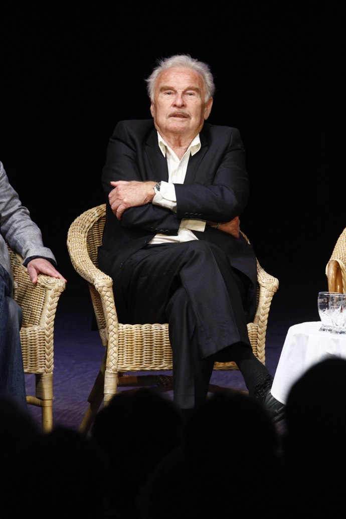 Milovaná Jana Hlaváčová zůstala po jeho boku až do konce. Munzar podlehl rakovině 26. ledna 2019 ve věku 85 let.