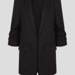 Trendy bude i klasické černé sako, které se dá kombinovat s čímkoli, například s cigaretovými nohavicemi.