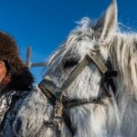 Na mráz jsou tu zvyklí lidé i zvířata. Ojmjakon je nejchladnější obydlené místo na zemi, ale přesto tady žijí i mladí lidé. Rozhodně to ale není nic jednoduchého.
