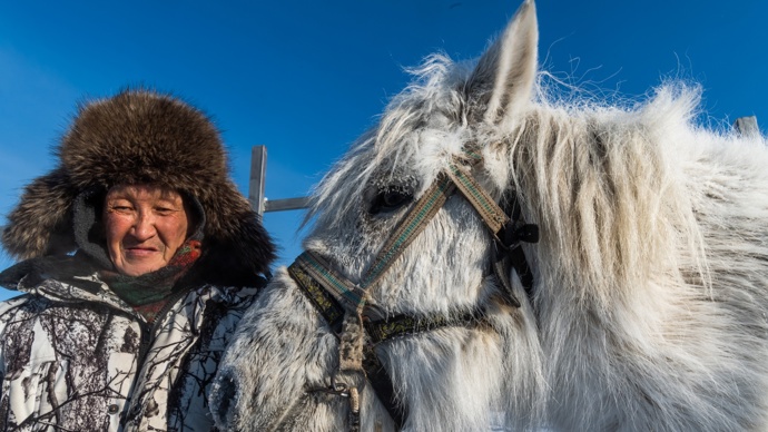 Na mráz jsou tu zvyklí lidé i zvířata. Ojmjakon je nejchladnější obydlené místo na zemi, ale přesto tady žijí i mladí lidé. Rozhodně to ale není nic jednoduchého.