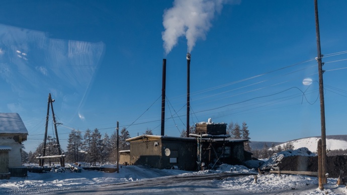 Na komínech se v Ojmjakonu nesmí šetřit.