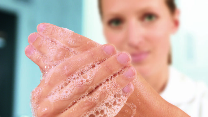 Mýdlo versus desinfekce? 5 otázek pro odborníka, které vás ohledně hygieny rukou zajímají