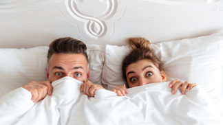 Tomáš (34): Schoval jsem milenku do skříně. Prošlo by mi to, jenže si kýchla a strhla se mela