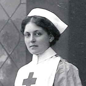 Violet Jessopová musela nastoupit do práce, když její matka onemocněla. Vzala stejnou práci jako ona, byla stevardkou na zaoceánských lodích. To ještě netušila, že se stane legendární jako „Nepotopitelná Violet“, protože v průběhu své kariéry přežila hned tři velké lodní havárie. Dvě z těchto lodí se potopily, ale Violet vždy vyvázla živá a na moře nikdy nezanevřela.