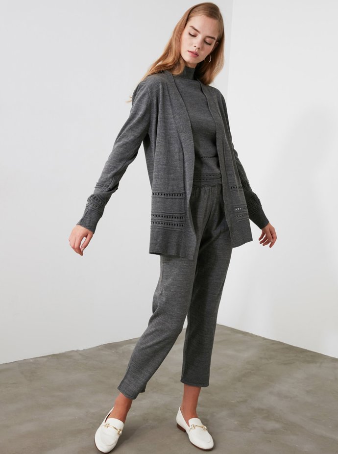 Ale nenechte se zmást, i pohodlná tepláková souprava může působit trendy.