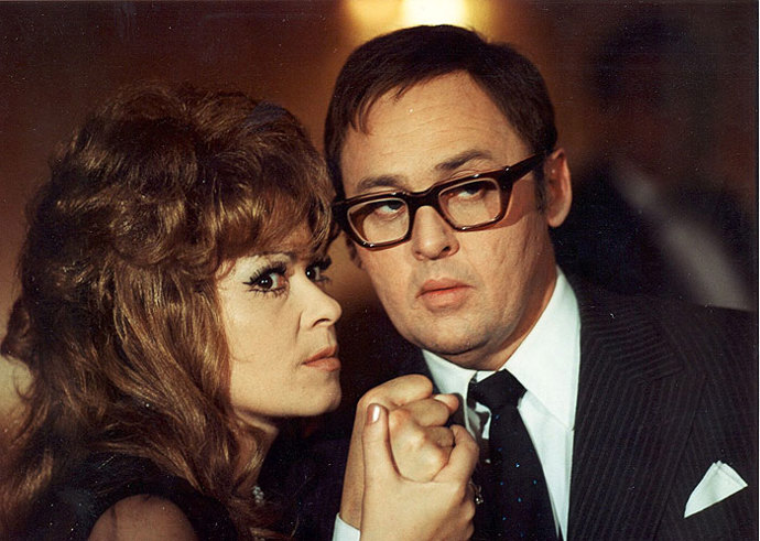 George Camel se zaplete do nebezpečné hry, kterou si ale sám vlastně moc neuvědomuje.