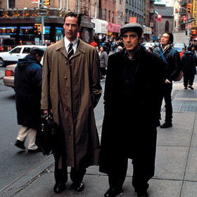 Kevin Lomax nosí zprvu obleky světlé barvy, později však přejde na černou jako jeho nadřízený. Prý je to kvůli tomu, že postupně propadá zlu.