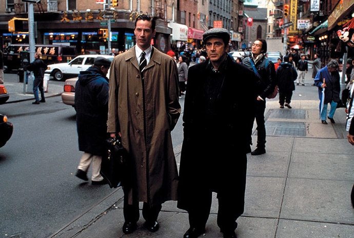 Kevin Lomax nosí zprvu obleky světlé barvy, později však přejde na černou jako jeho nadřízený. Prý je to kvůli tomu, že postupně propadá zlu. 