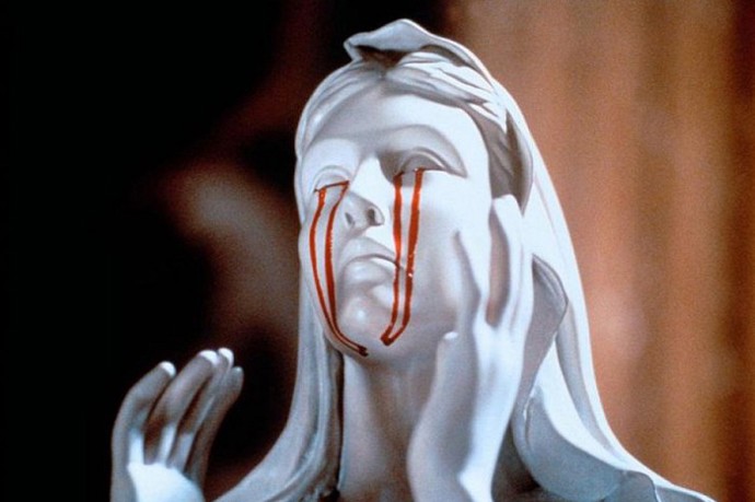 Mnoho scén připomíná kultovní horor Vymítač ďábla.