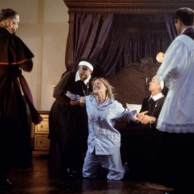 „Opravdu může Bůh nějaké ženě takto ublížit?“ ptala se sama sebe Patricia před začátkem natáčení snímku, v němž jako živelná mladá žena jednoho dne začne trpět vědou nevysvětlitelnými ranami na hlavě a rukou.