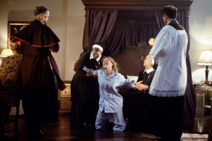 „Opravdu může Bůh nějaké ženě takto ublížit?“ ptala se sama sebe Patricia před začátkem natáčení snímku, v němž jako živelná mladá žena jednoho dne začne trpět vědou nevysvětlitelnými ranami na hlavě a rukou.