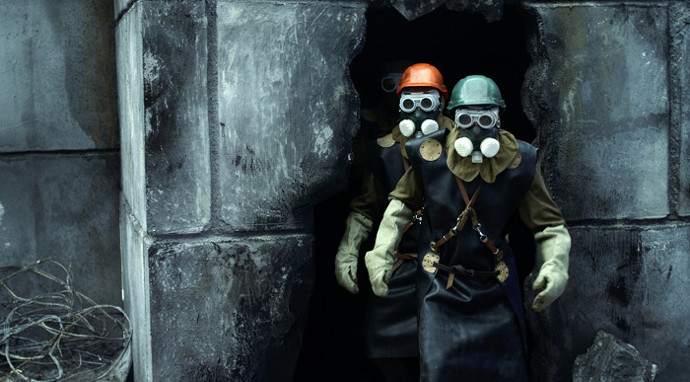 Jenže co dělat, když tam venku na něj čeká láska, zatímco uvnitř téměř jistá smrt?