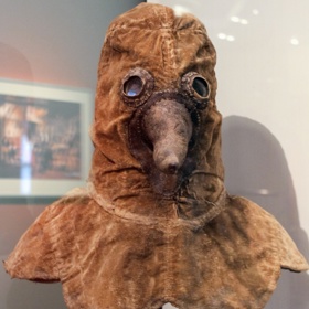 Maska měla morového lékaře co nejvíce chránit před nákazou, v „zobáku“ bylo místo na vonné bylinky a oleje, které pomáhaly překonávat všudypřítomný puch mrtvých těl a také působily jako částečný filtr.