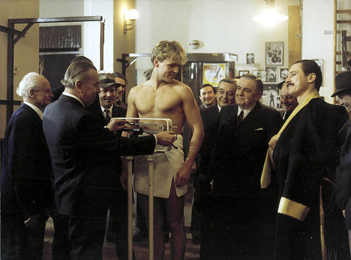 Film Pěsti ve tmě sleduje skutečný příběh Vildy Jakše, boxera a letce 311. československé bombardovací peruti RAF. Pro účely natáčení však bylo změněno jeho příjmení na Jakub. Na snímku z filmu jsou Marek Vašut, Josef Vinklář, Čestmír Řanda st. a úplně vpravo Josef Nedorost.