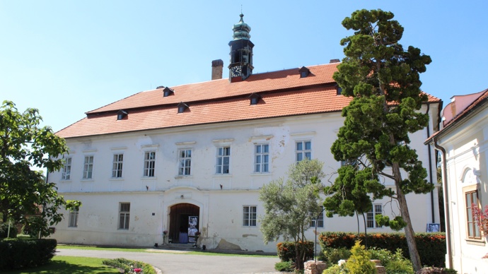 Zámek v Liteni nejprve zničili za druhé světové války Rusové. Později jej zkonfiskovali komunisté a jeho vybavení rozkradli.