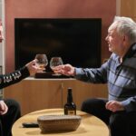 Ani Václav Svoboda není proti nemocem imunní, a tak musel po dobu karantény vynechat natáčení. Teď už si může se svými hereckými kolegy znovu připít na zdraví - i když jen tak, jak dovolí opatření...