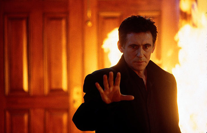 Ve Stigmatech si Gabriel Byrne zahrál kněze, ve filmu Konec světa zase Satana. To jsou paradoxy.