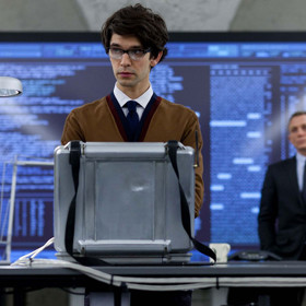 Přestože hrál Ben Whishaw počítačového génia Q, sám v době natáčení nevlastnil počítač.