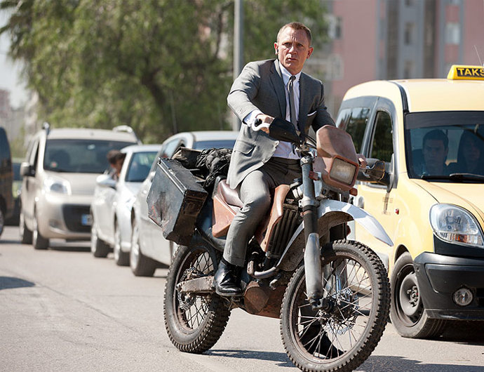 Daniel Craig se jako obvykle na roli připravoval i fyzicky, aby zvládl náročné kaskadérské kousky.
