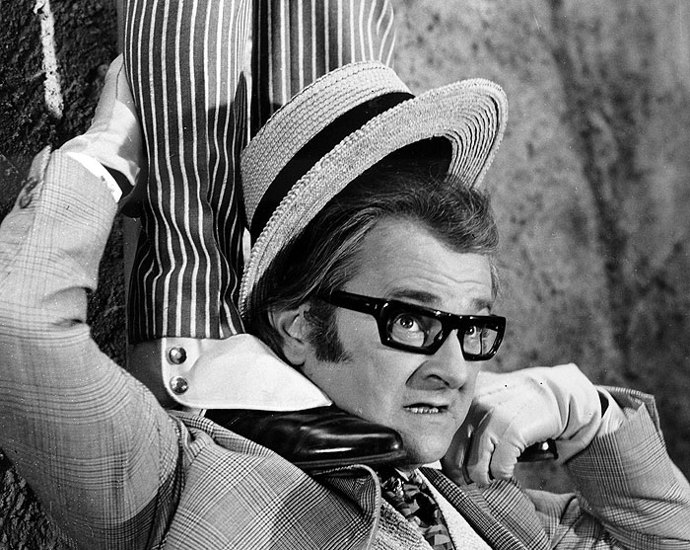 Česká sci-fi komedie Zabil jsem Einsteina, pánové... se odehrává v na přelomu druhého a třetího tisíciletí, ale také v roce 1911. Zaobírá se znepokojivou myšlenkou: jak by vypadal vývoj lidstva, kdyby Albert Einstein zemřel předčasně?