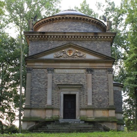 Jarmila Novotná byla po smrti uložena do rodinné hrobky Doubkových v Litni.