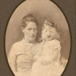 Malou Alici maminka vystavovala už od jejích dvou let. Děvčátku rostly vlasy všude po těle a v 19. století byla taková postižení vítanou podívanou. Samozřejmě se vybíralo vstupné... 