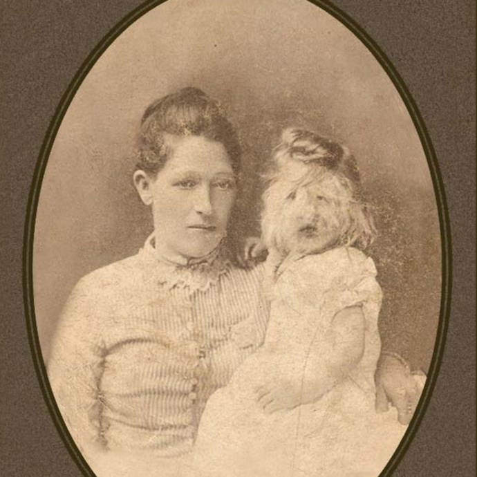 Malou Alici maminka vystavovala už od jejích dvou let. Děvčátku rostly vlasy všude po těle a v 19. století byla taková postižení vítanou podívanou. Samozřejmě se vybíralo vstupné... 