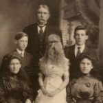 Rodiče byli zpočátku podobou své dcery zděšeni. Brzy ale pochopili, že jim to poskytuje i možnost výdělku – a neváhali.