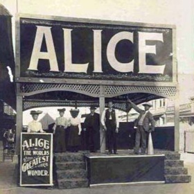 Pro Alici dokonce zřídili speciální pódium, kde ji ukazovali veřejnosti. Ona z toho radost neměla, a jakmile to bylo možné, usadila se v ústranní v Dallasu a snažila se vést co nejběžnější život.