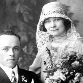 Svatební den byl i v minulosti velkým životním zlomem. Hlavně v době, kdy ženy neměly taková práva a možnosti jako dnes, pro ně bylo nesmírně důležité najít dobrého manžela.