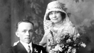 Svatební den byl i v minulosti velkým životním zlomem. Hlavně v době, kdy ženy neměly taková práva a možnosti jako dnes, pro ně bylo nesmírně důležité najít dobrého manžela