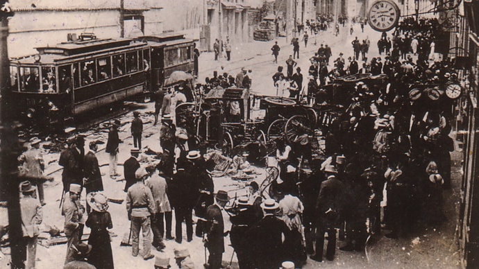 Dobový snímek ukazuje zmatky v Sarajevu po atentátu na následníka trůnu a jeho ženu.