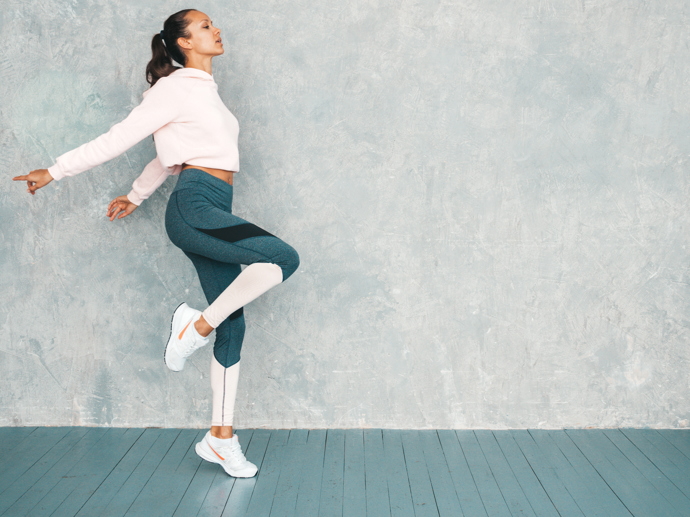 Sportovní oblečení už dáno nepatří jen do fitka. Vyrazte v něm vyvenčit psa, nakoupit nebo na výlet.
