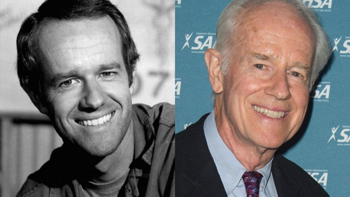 Mike Farrell alias B. J. viditelně zestárl, ale úsměv má pořád okouzlující. Kromě herectví se věnuje i veřejnému životu a politice.