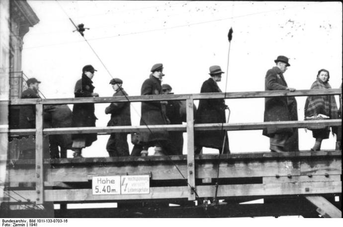 Lidé jdou do práce - zdánlivě normální obrázek z obyčejného dne. Jenomže tito lidé nesmí opustit ghetto...