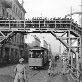 Zpočátku se mohlo zdát, že díky Rumkowskému se podaří Němce přesvědčit o užitečnosti Židů a budou uchráněni od trpkého osudu.