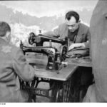 Rumkowski proto zakládal továrny - například šicí dílny.