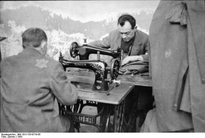 Rumkowski proto zakládal továrny - například šicí dílny.