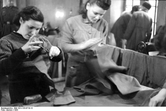 Mladí lidé v textilní továrně - nikdo z nich se ale pravděpodobně nedočkal konce války. Důvod? Jsou to Židé.