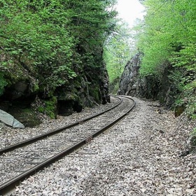Tady se to stalo – při stavbě železnice u vesnice Cavendish ve Vermontu. U nehody spojené s předčasným výbuchem pronikla metrová železná tyč hlavou Phinease Cage. Na první pohled smrtící zranění ale přežil, postavil se a po svých došel k vozu, kde odpočíval a čekal na lékaře.