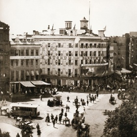 Na určitou dobu se Phineas Cage stal, již za živa, „exponátem“ v pověstném muzeu kuriozit P. T. Barnuma.